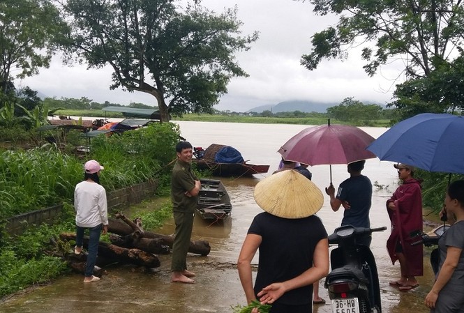 Bão số 4 đổ bộ, miền núi Thanh Hóa nước dâng Nước dâng, ngập đường tại xã Xuân Cao, huyện Thường Xuân
