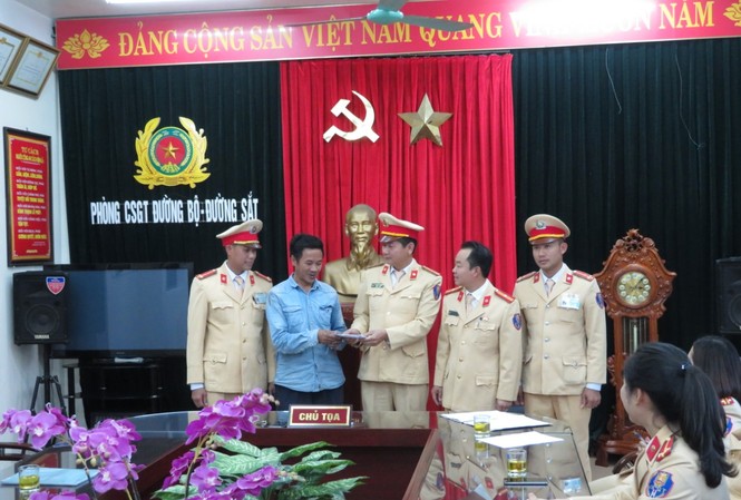 CSGT Thanh Hóa trao trả 30 triệu đồng cho người dân CSGT Thanh Hóa trao trả 30 triệu đồng cho người dân