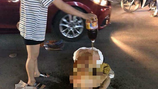 Tuyên án vụ lột đồ, đổ nước mắm, bột ớt giữa phố đánh ghen Hình ảnh nạn nhân bị lột đồ, đổ nước mắm và ớt bột giữa phố