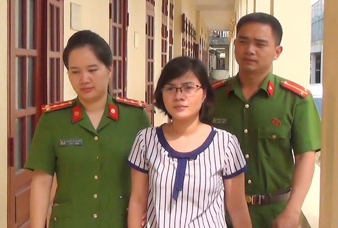 Bị can vụ án lừa đảo kiện báo chí vì... đưa tin lại bị bắt tạm giam Ngô Thị Loan tại thời điểm thi hành lệnh bắt tạm giam 4 tháng, hồi tháng 9/2018. Ảnh: Công an Thanh Hóa cung cấp