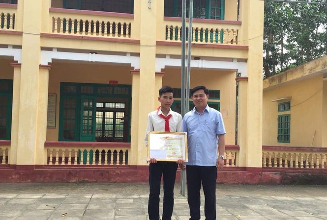 Khen thưởng cho học sinh dũng cảm cứu 3 người đuối nước Khen thưởng cho học sinh dũng cảm cứu 3 người đuối nước