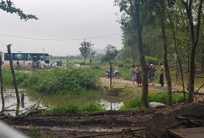 Ai 'bảo kê' cho hành vi rào đường cấm khách lên động Tiên Sơn? Ai 'bảo kê' cho hành vi rào đường cấm khách lên động Tiên Sơn?