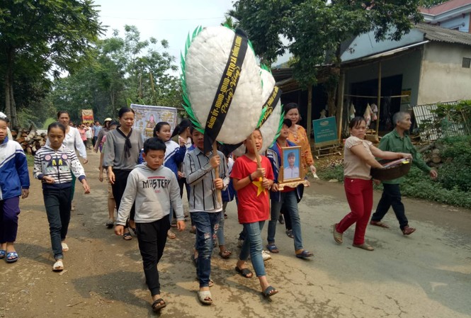 Thương tiễn học trò nghèo bị đâm tử vong tại lớp học Thương tiễn học trò nghèo bị đâm tử vong tại lớp học