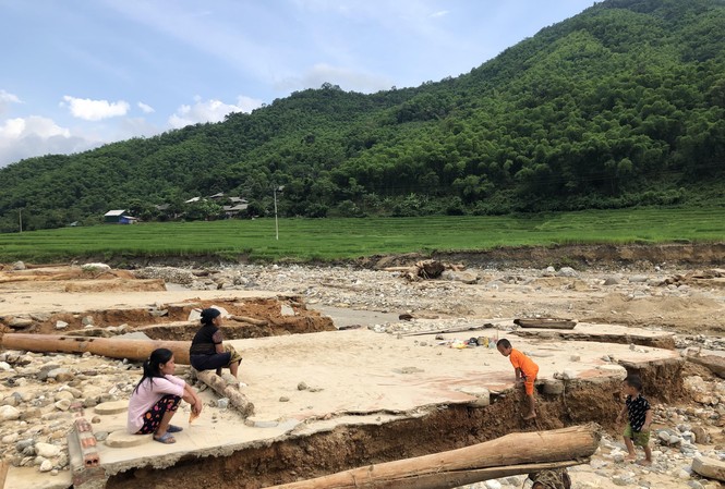 Mẹ già thắp hương, gọi tên các con mất tích bên suối Cụ Nít cùng người thân ngồi bên nền nhà cũ bị lũ cuốn trôi, gọi tên các con đang mất tích. Ảnh: Hoàng Lam