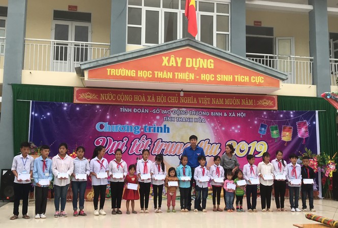 Mang trung thu đến trẻ em vùng cao Mường Lát Mang trung thu đến trẻ em vùng cao Mường Lát