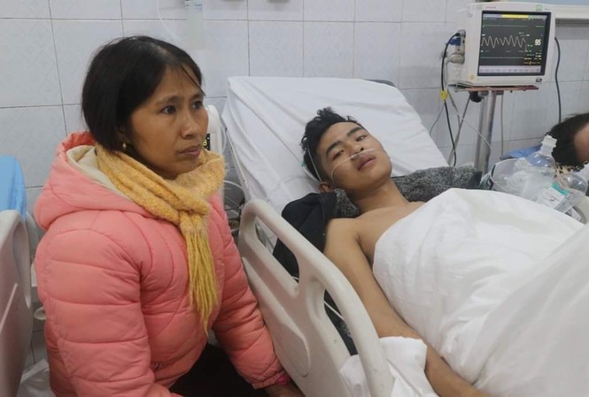 Vụ cháy 15 người thương vong: Cảnh sát nhường bình dưỡng khí cho nạn nhân Vụ cháy 15 người thương vong: Cảnh sát nhường bình dưỡng khí cho nạn nhân