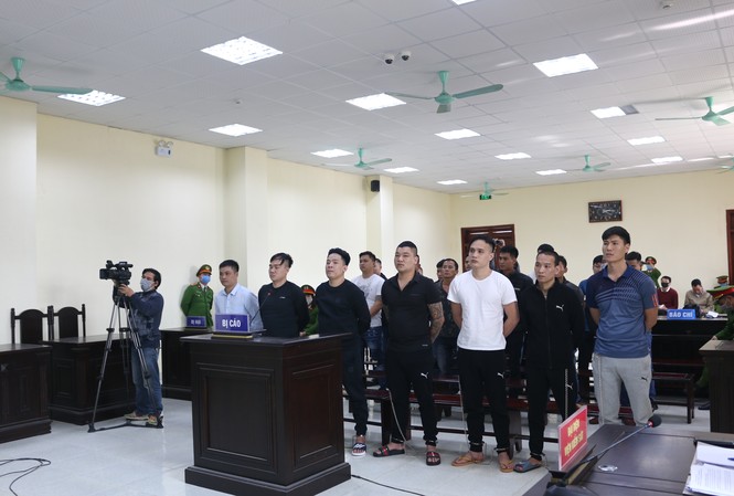 Giám đốc tập đoàn 'tín dụng đen' bị tuyên hơn 10 năm tù, nộp hàng chục tỷ đồng Giám đốc tập đoàn 'tín dụng đen' bị tuyên hơn 10 năm tù, nộp hàng chục tỷ đồng