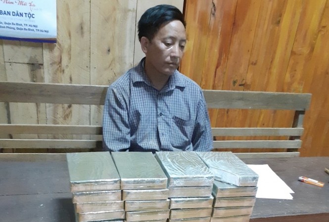 Gã đàn ông dùng xe máy vận chuyển 20 bánh heroin để lấy 30 triệu đồng tiền công Đối tượng và tang vật