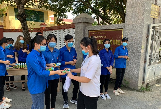 109 đội hình thanh niên tiếp sức cho thí sinh tại các điểm thi 109 đội hình thanh niên tiếp sức cho thí sinh tại các điểm thi