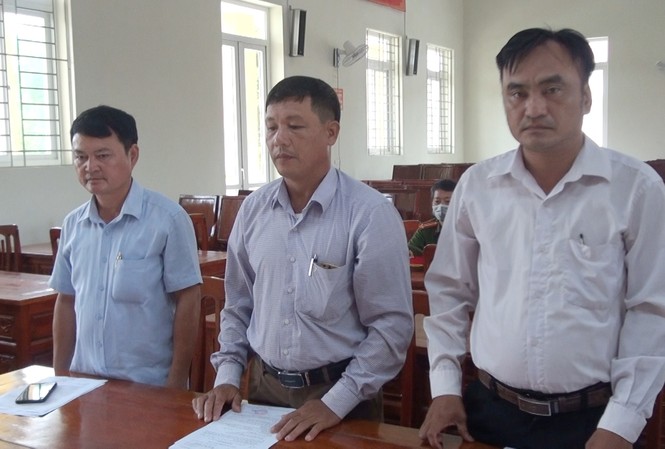 Khởi tố chủ tịch xã và 2 cán bộ “biến” đất công ích thành đất nhà mình Ba cán bộ xã vừa bị khởi tố bị can, cấm đi khỏi nơi cư trú
