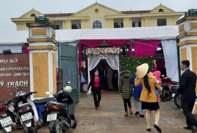 'Chiếm' sân trụ sở xã, tổ chức đám cưới linh đình trong giờ hành chính Sân của trụ sở xã Lý Trạch bị đám cưới chiếm mất 2 ngày, mọi giao dịch bị ngưng trệ