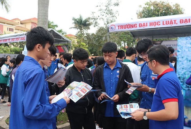 Hàng ngàn học sinh tham gia chương trình tư vấn tuyển sinh, hướng nghiệp năm 2019 Hàng ngàn học sinh tham gia chương trình tư vấn tuyển sinh, hướng nghiệp năm 2019