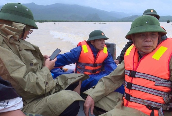 Lật thuyền thị sát vùng lũ, đoàn cán bộ huyện bị cuốn trôi Đoàn công tác huyện Tuyên Hóa trước khi gặp nạn