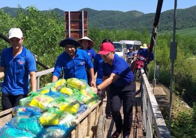 Áo xanh tình nguyện làm ấm lòng người dân vùng lũ Áo xanh tình nguyện làm ấm lòng người dân vùng lũ