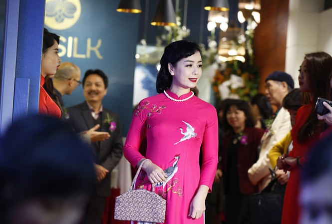 Nghệ sĩ Chiều Xuân khoe nhan sắc rạng rỡ trong tà áo dài Nghệ sĩ Chiều Xuân rạng rỡ trong áo dài OZ Silk