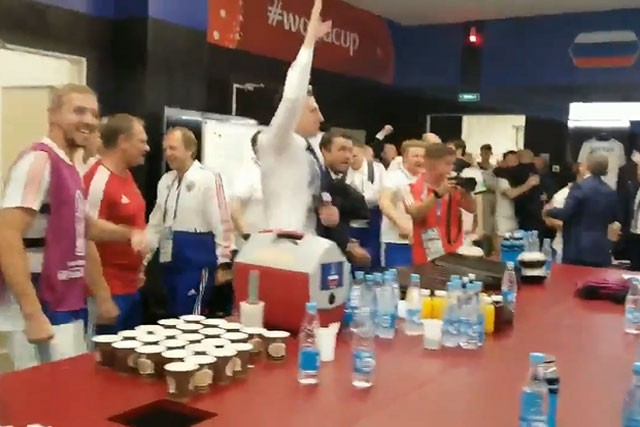Hé lộ màn ăn mừng của tuyển Nga sau trận thắng Tây Ban Nha Các cầu thủ Nga ăn mừng chiến thắng.