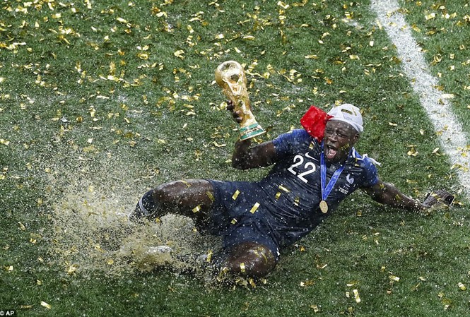 Pháp và Croatia đã tạo ra một trận chung kết 'ly kỳ và điên rồ' Cầu thủ Pháp ăn mừng cùng Cup vàng.