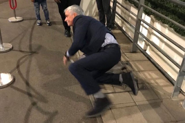 Mourinho ngượng chín mặt vì ‘vồ ếch’ tại sân Wembley Mourinho bị vấp ngã vì đi quá vội vàng.