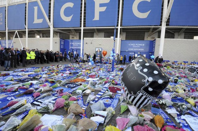 Cầu thủ Ngoại hạng Anh đeo băng tang tưởng nhớ Chủ tịch Leicester Toàn bộ Premier League sẽ đeo băng đen để tri ân cố Chủ tịch Leicester vào cuối tuần.