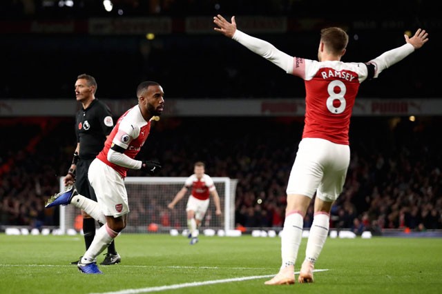 Lacazette tỏa sáng, Arsenal thoát thua trước Liverpool Lacazette tỏa sáng, Arsenal thoát thua trước Liverpool