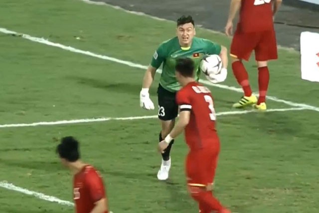 Báo châu Á chỉ ra điểm yếu của hàng thủ đội tuyển Việt Nam Tờ Fox Sports Asia cho rằng đội tuyển Việt Nam cần một thủ lĩnh nơi hàng thủ.