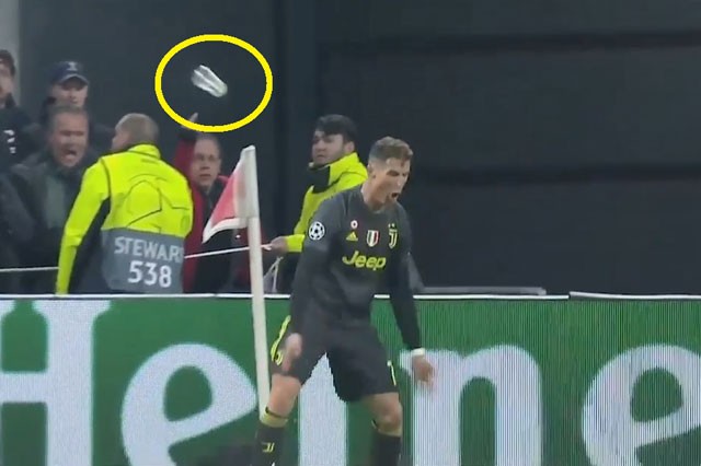 VIDEO: CĐV Ajax liên tục ném chai nước về phía Ronaldo VIDEO: CĐV Ajax liên tục ném chai nước về phía Ronaldo