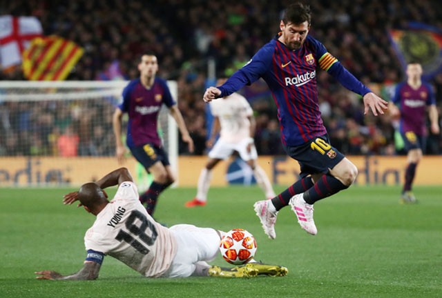 Thảm bại trước Barca, cổ động viên M.U 'hỏi tội' Ashley Young Ashley Young dễ dàng bị Messi vượt qua.