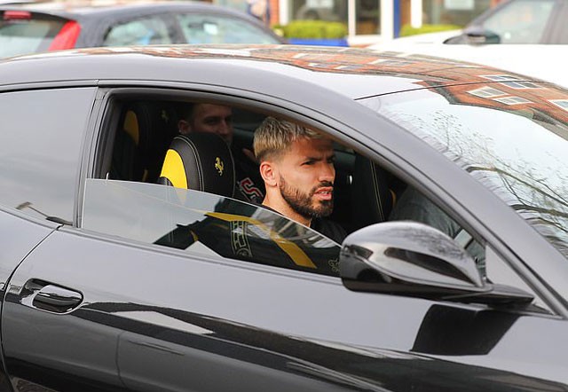 Bị loại ở Champions League, sao Man City cưỡi Ferrari đi 'giải sầu' Aguero "giải sầu" bằng cách đi ăn trưa.