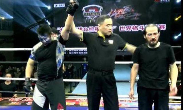 VIDEO: Từ Hiểu Đông khiến cao thủ Vịnh Xuân nhập viện khẩn cấp Lã Cương bị hạ đo ván chỉ sau 47 giây thi đấu.