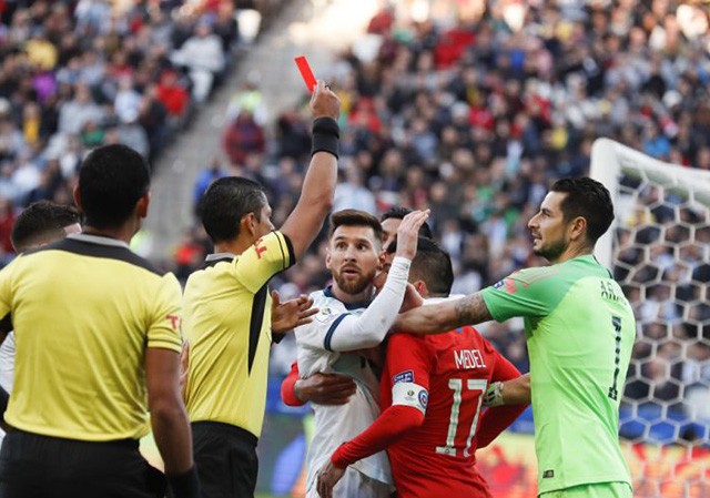Liên đoàn bóng đá Nam Mỹ phạt tiền, treo giò ngôi sao Messi Liên đoàn bóng đá Nam Mỹ phạt tiền, treo giò ngôi sao Messi