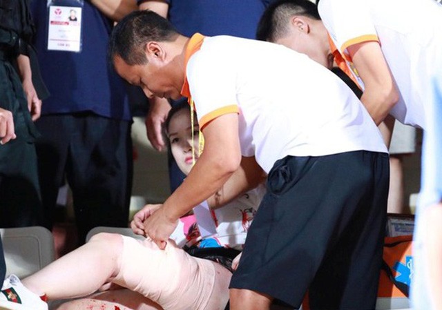 Truyền thông châu Á sốc vì vụ pháo sáng ở sân Hàng Đẫy Truyền thông châu Á sốc vì vụ pháo sáng ở sân Hàng Đẫy