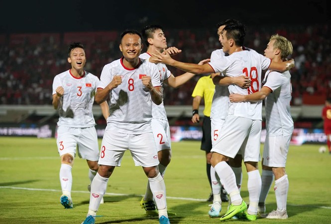 FOX Sports: 'Tuyển Việt Nam vẫn bất bại ở vòng loại World Cup 2022' Các cầu thủ Việt Nam ăn mừng bàn thắng.