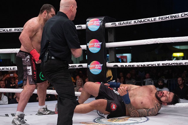Võ sĩ Brazil tung loạt đấm móc đáng sợ khiến ‘bigfoot MMA’ bật ngửa Gabriel Gonzaga hạ đo ván Antonio Silva tại sự kiện BKFC 8.