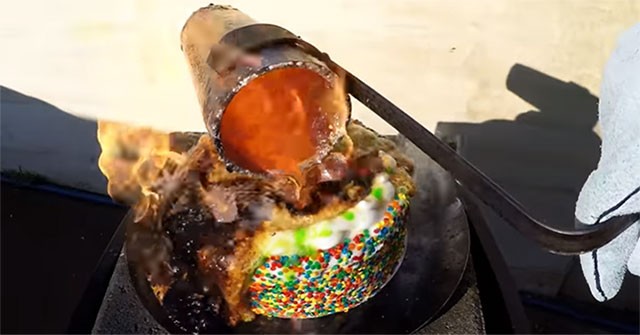 Khi đổ đồng nóng chảy lên bánh kem, điều gì sẽ xảy ra? Khi đổ đồng nóng chảy lên bánh kem, điều gì sẽ xảy ra?