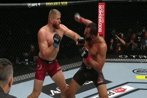 Võ sĩ UFC cú đấm cực mạnh khiến ‘Kẻ tàn phá’ liêu xiêu Jan Blachowicz hạ knock-out đối thủ.