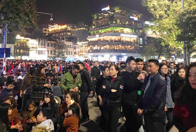 Phố đi bộ Hà Nội nêm kín người đêm Giáng sinh Phố đi bộ Hà Nội nêm kín người đêm Giáng sinh
