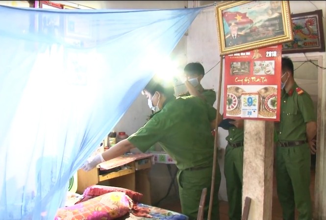Nghi can sát hại 3 người thân từng nhận án tù về tội hiếp dâm Lực lượng chức năng khám nghiêm hiện trường.