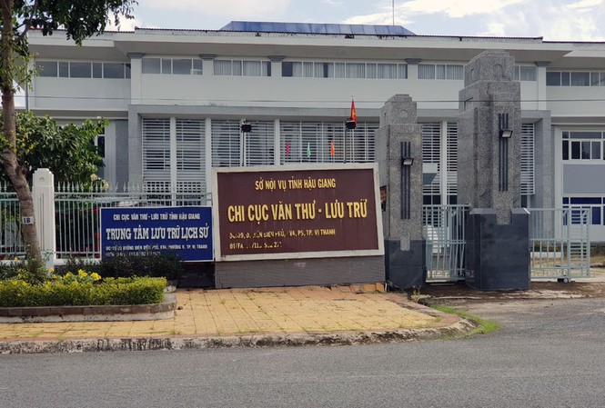Bốn cán bộ Chi Cục Văn thư Lưu trữ bị bắt vì lập quỹ 'đen' Chi cục Văn thư - Lưu trữ tỉnh Hậu Giang. Ảnh Nhật Huy