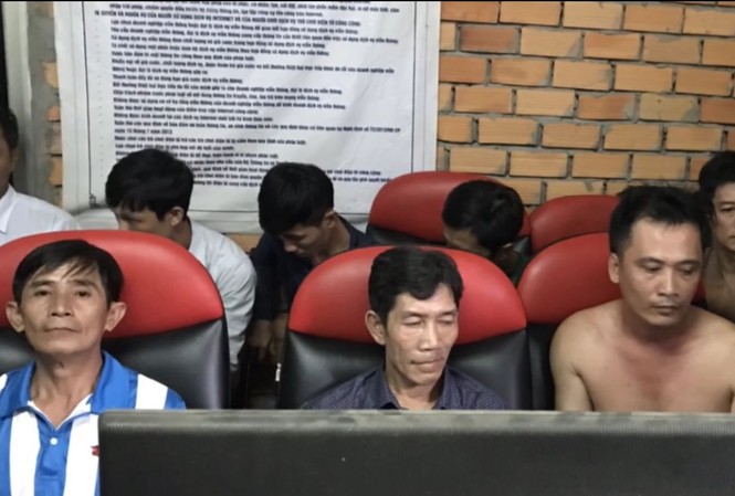 Bắt 9 đối tượng đá gà qua mạng, thu giữ hàng trăm triệu đồng Nhóm đối tượng bị bắt quả tang khi tham gia cá cược qua mạng.