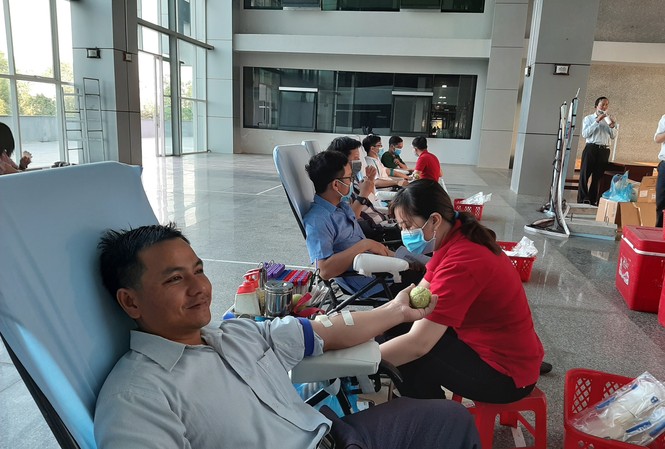 Hàng trăm nhân viên y tế hiến máu cứu người trong mùa dịch Covid-19 Hàng trăm nhân viên y tế hiến máu cứu người trong mùa dịch Covid-19