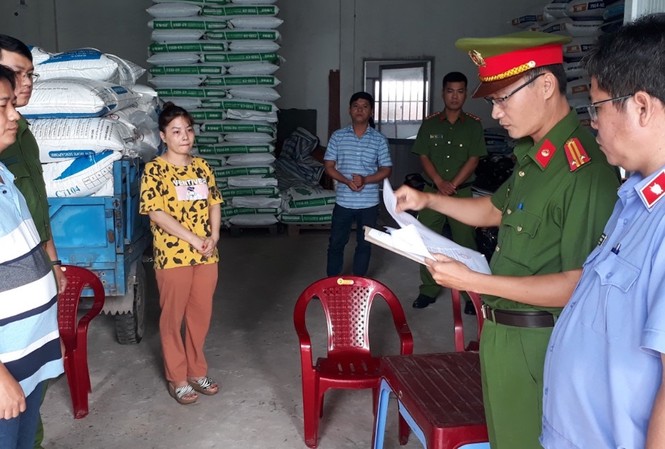 Nguyễn Trung Thành (bìa trái) nghe đọc lệnh bắt.