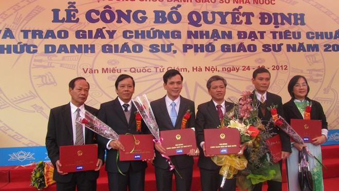 Không xét duyệt tiêu chuẩn giáo sư năm 2018 Lễ trao giấy chứng nhận tiêu chuẩn chức danh Giáo sư, phó giáo sư. Ảnh: Minh họa