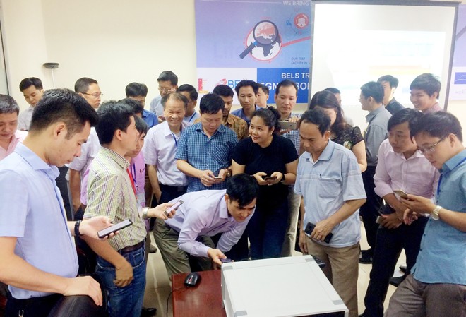 Trường Đại học nghiên cứu KH: Mệt mỏi đưa sản phẩm ra thực tiễn Các học viên đang thực hành với thiết bị mô phỏng tín hiệu GNSS NAVISIM do NAVIS chế tạo