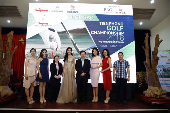 Tiền Phong Golf Championship 2018 có ý nghĩa nhân văn sâu sắc Ðại úy Phạm Văn Dân (bìa phải)tại cuộc họp báo giới thiệu giải Tiền Phong Golf Championship 2018