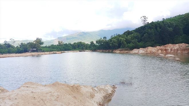 Đào cát tích 'bom' nước đe dọa hàng nghìn dân Hồ nước “khủng” ven sườn núi cao chực tràn vào nhà dân khi có mưa to, lũ lớn