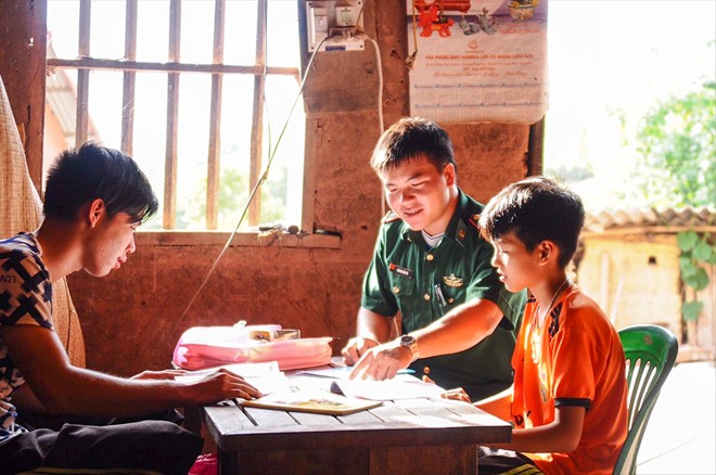 Ngôi sao xanh của bản làng “Thầy giáo cắm bản” Hoàng Văn Tú dạy các em học bài ảnh: Duy Chiến