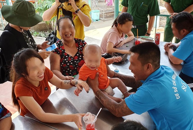 Nỗi ám ảnh mang tên 'ngáo đá': Khó xác định tình trạng nghiện để đưa đi cai Rất nhiều học viên tìm thấy niềm vui, có thêm động lực để cai nghiện từ gia đình Ảnh: Văn Minh