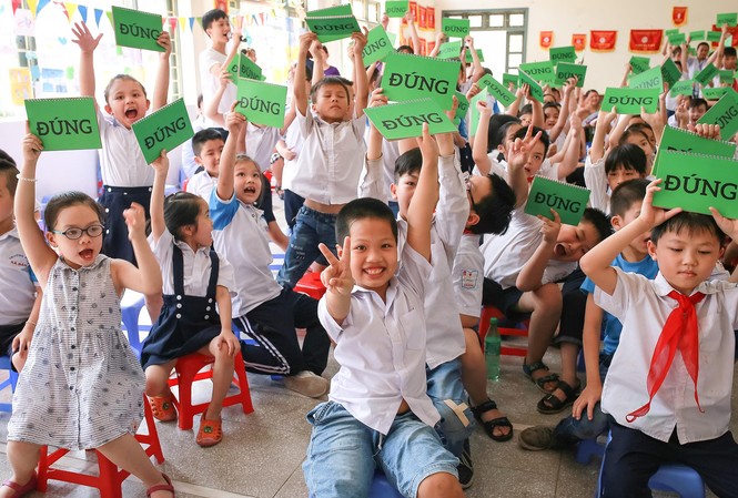 Lớp dạy trẻ chống xâm hại tình dục Trẻ em trường PTCS Xã Đàn (Hà Nội) thích thú với giờ học giới tính của nhóm Kid+