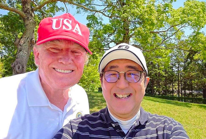Đến Nhật chơi golf, ông Trump không quên thâm hụt thương mại Bức ảnh selfie của Thủ tướng Nhật Bản Shinzo Abe với Tổng thống Mỹ Donald Trump được đăng lên Twitter