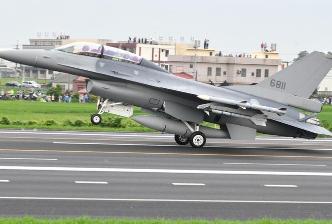 Đài Loan tập trận “chống xâm lăng” Một chiếc tiêm kích F-16V hạ cánh xuống đường cao tốc ở huyện
Chương Hóa, miền trung Đài Loan Ảnh: Atimes